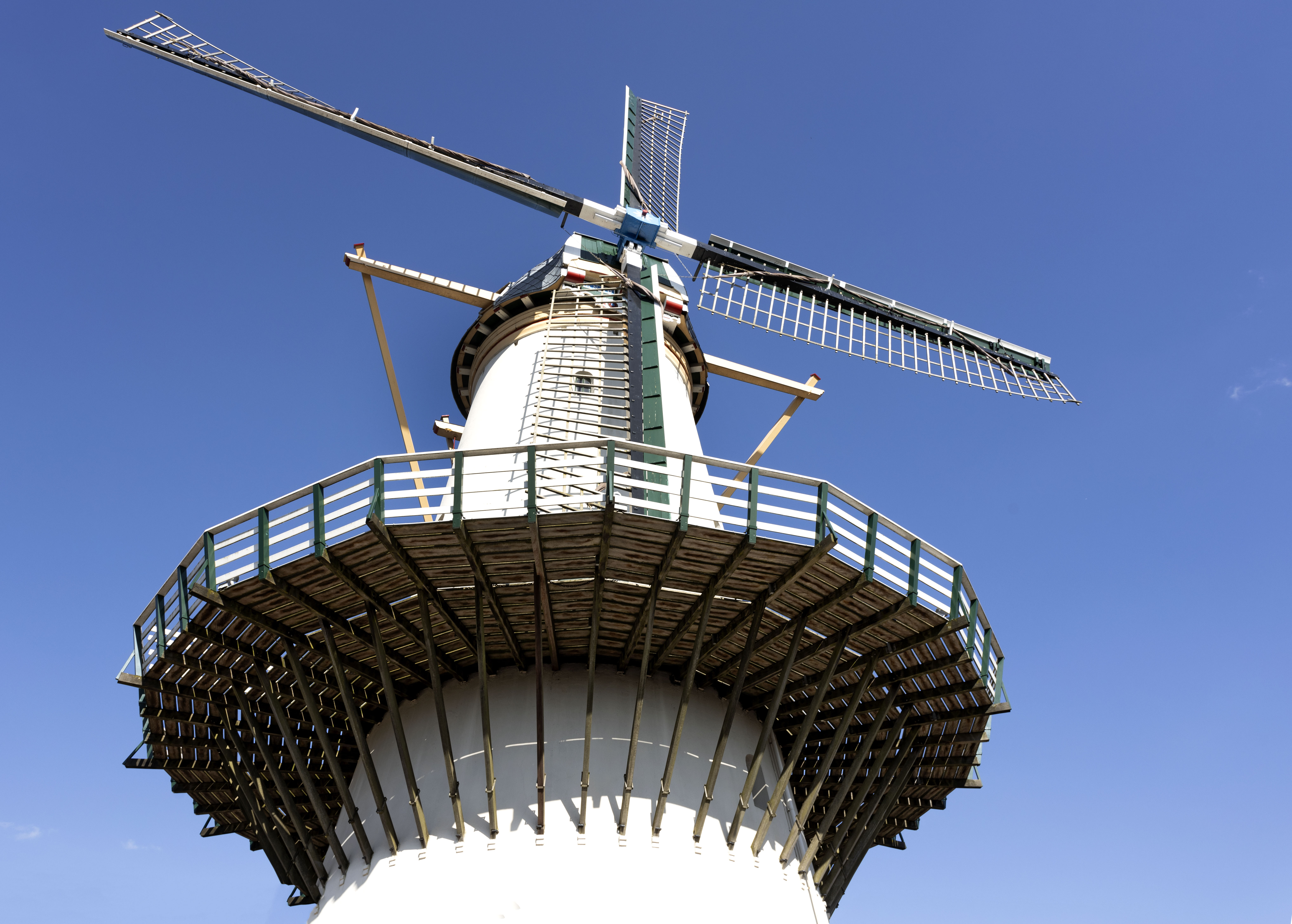 Zoetermeer kent unieke architectuur waar de meeste mensen onwetend langslopen. In de serie ‘Het gebouw van de maand’ laat ArchitectuurPunt Zoetermeer verschillende bijzondere gebouwen zien. Deze maand augustus 2024 brengen we een bezoek aan een goed onderhouden korenmolen.
In 2018 werd het ‘witte gevaarte’ door de bewoners gekozen tot het mooiste monument van Zoetermeer: korenmolen De Hoop aan de Eerste Stationsstraat 37a.