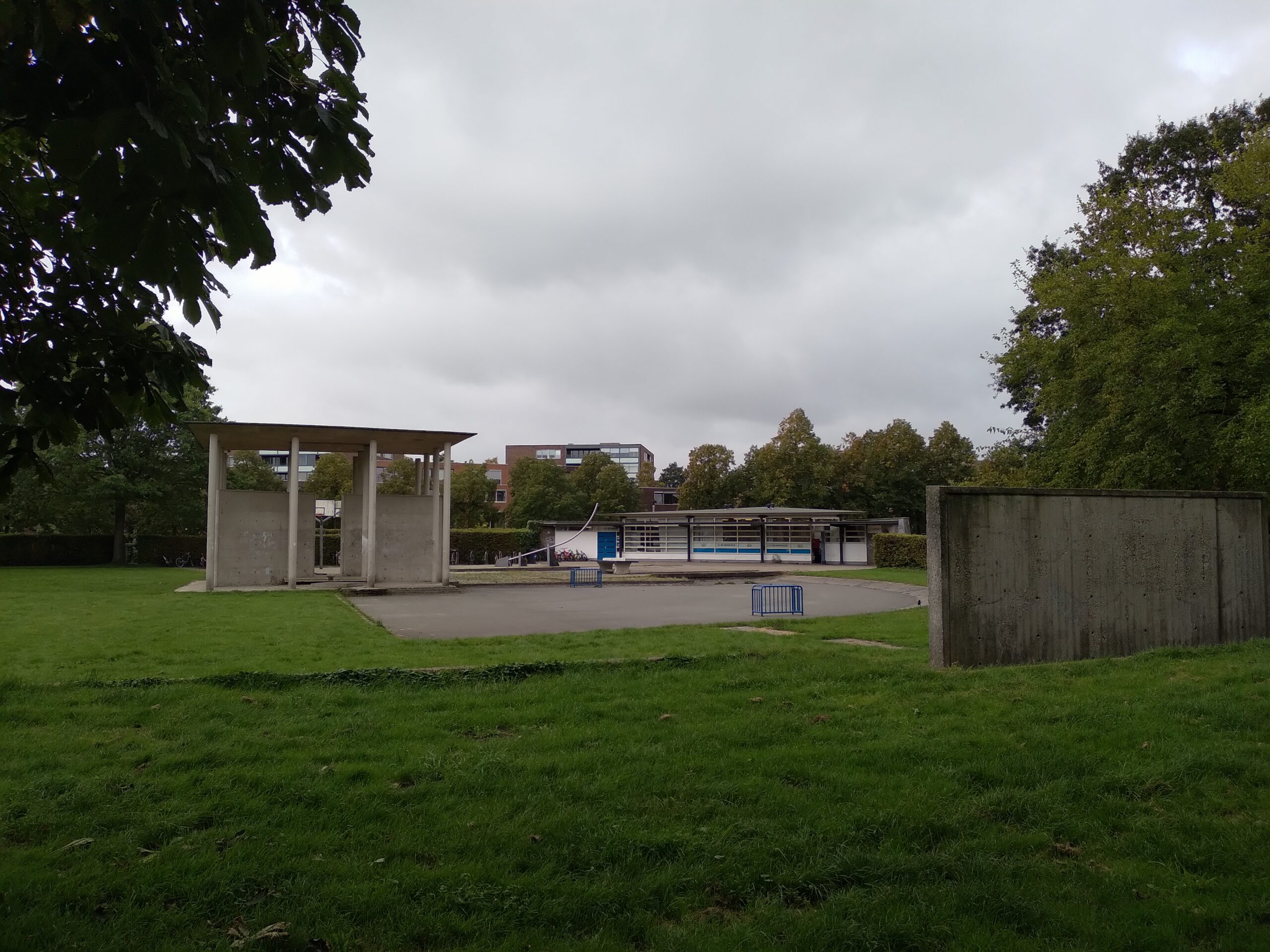 Zoetermeer kent unieke architectuur waar de meeste mensen onwetend langslopen. In de serie ‘Het gebouw van de maand’ laat Architectuur Punt Zoetermeer verschillende bijzondere gebouwen zien. 
Deze maand bijzondere nalatenschap (pen) van de grote internationale tuinbouwtentoonstelling Floriade: Waterpaviljoen, Floriadepark Rokkeveen en Florasingel Zoetermeer.